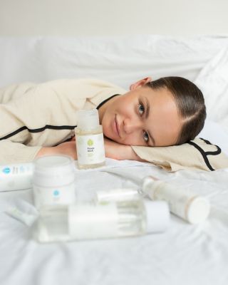 Den, který začíná v rovnováze. ✨ Pár minut pro sebe. Sklenice vody, hluboký nádech a jednoduchá skincare rutina. Protože...